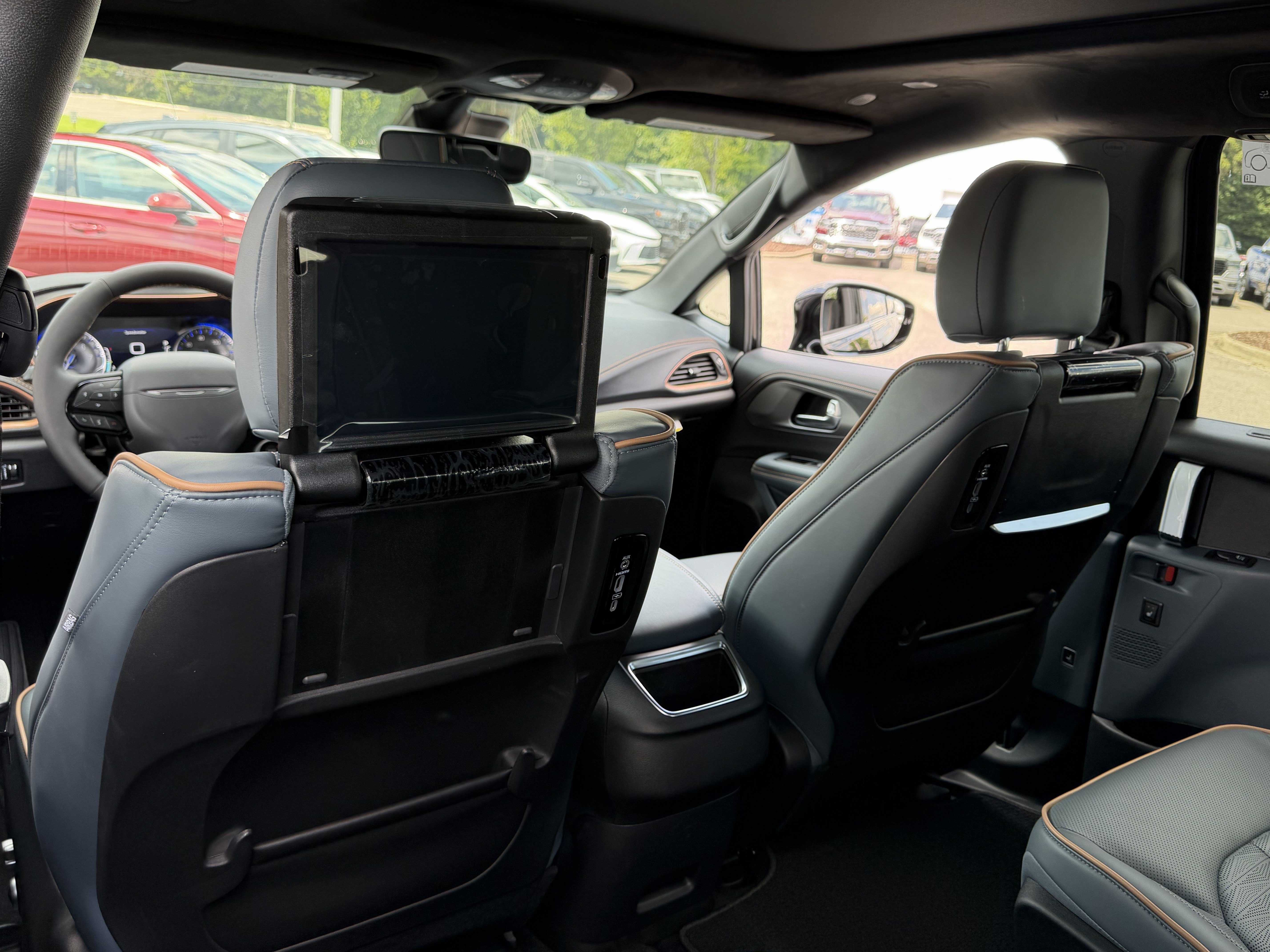 New 2027 Chrysler Pacifica Pinnacle w/ Theater Group FWD image 34
