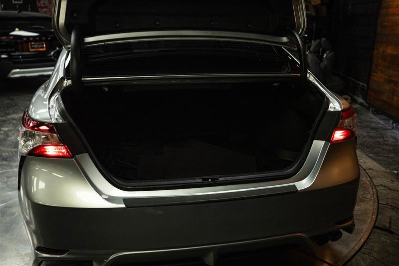 Used 2020 Toyota Camry SE w/ Carpet Mat Package FWD image 7