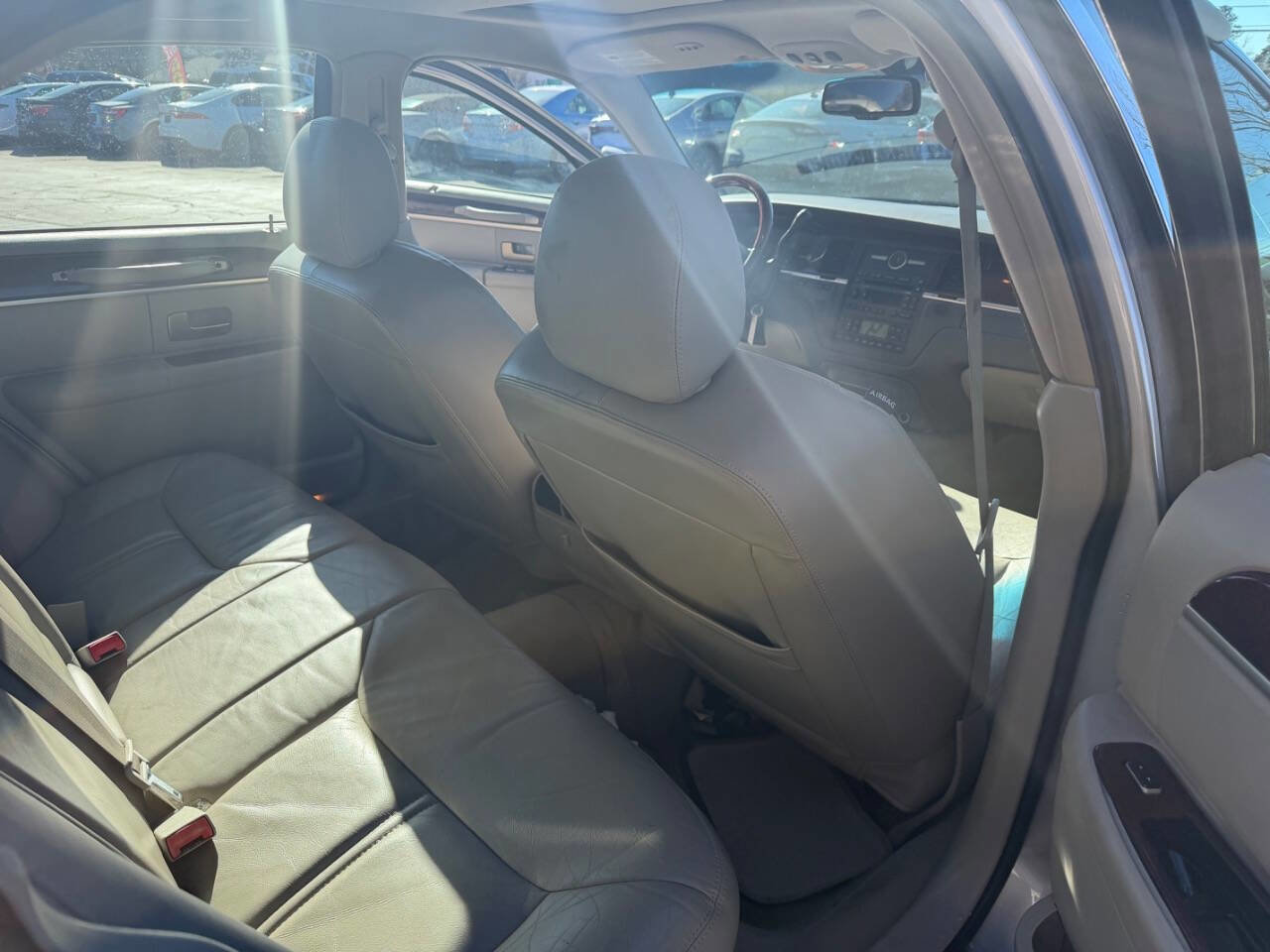 Used 2006 Lincoln Town Car Signature Limited image 9