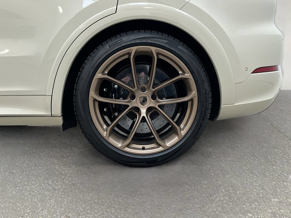 Certified 2026 Porsche Cayenne Turbo AWD/4WD image 32