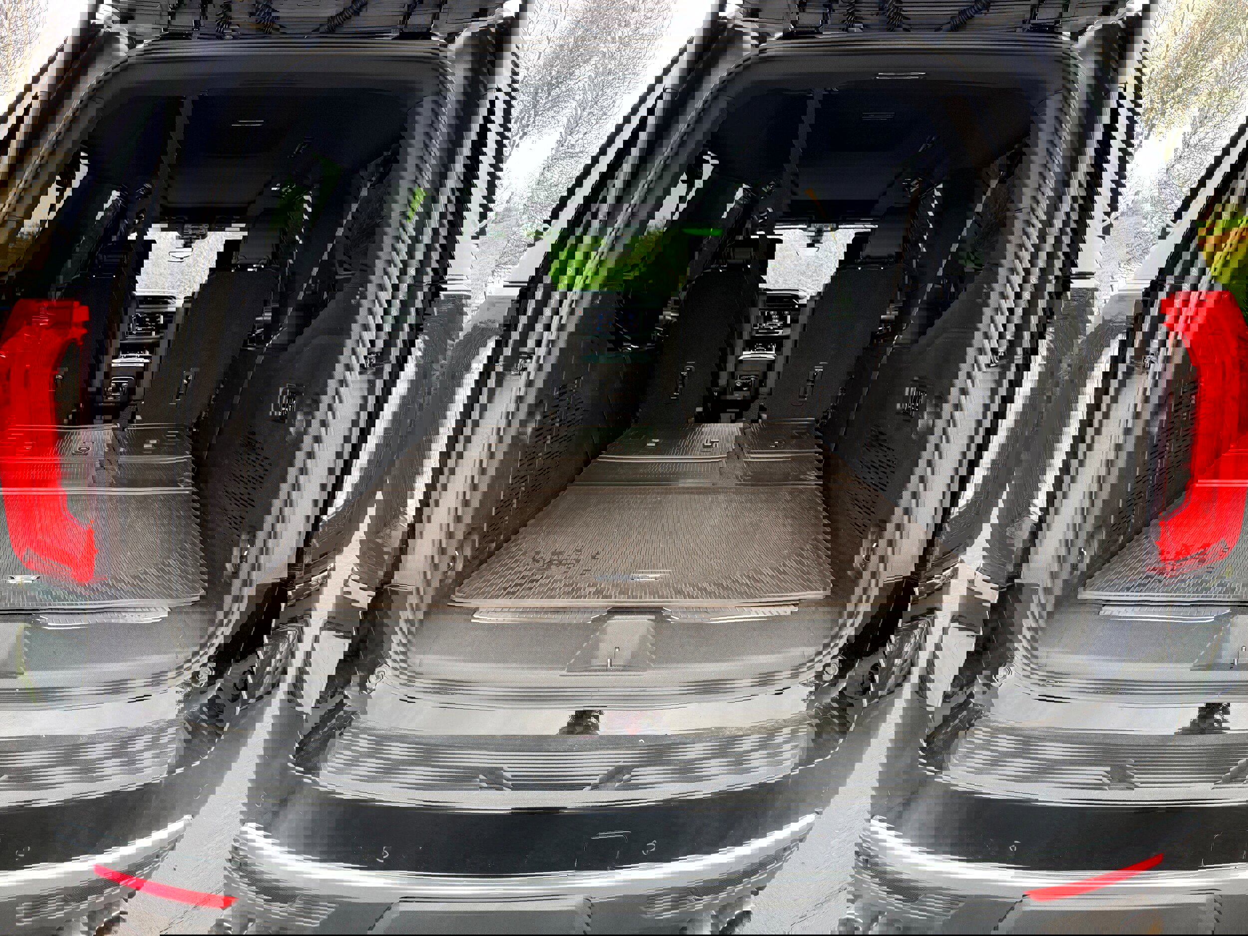 Used 2021 GMC Yukon XL Denali w/ Denali Premium Package image 9