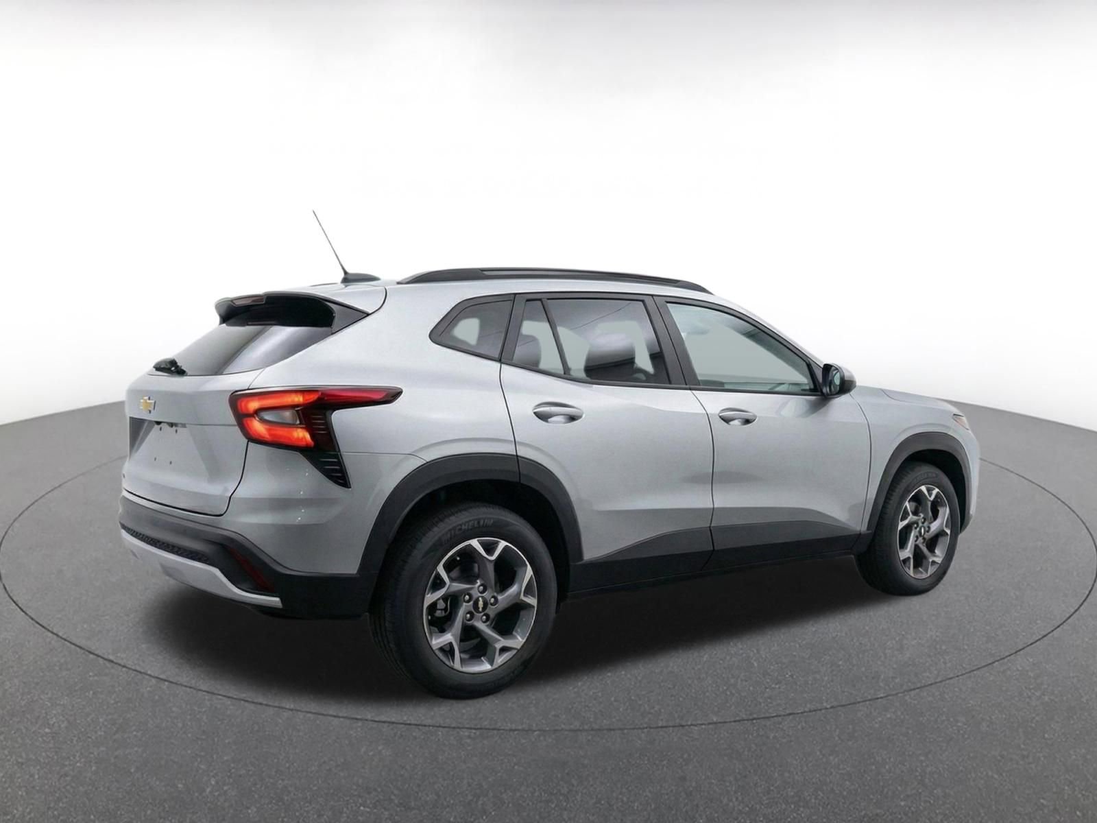Used 2025 Chevrolet Trax LT FWD image 9