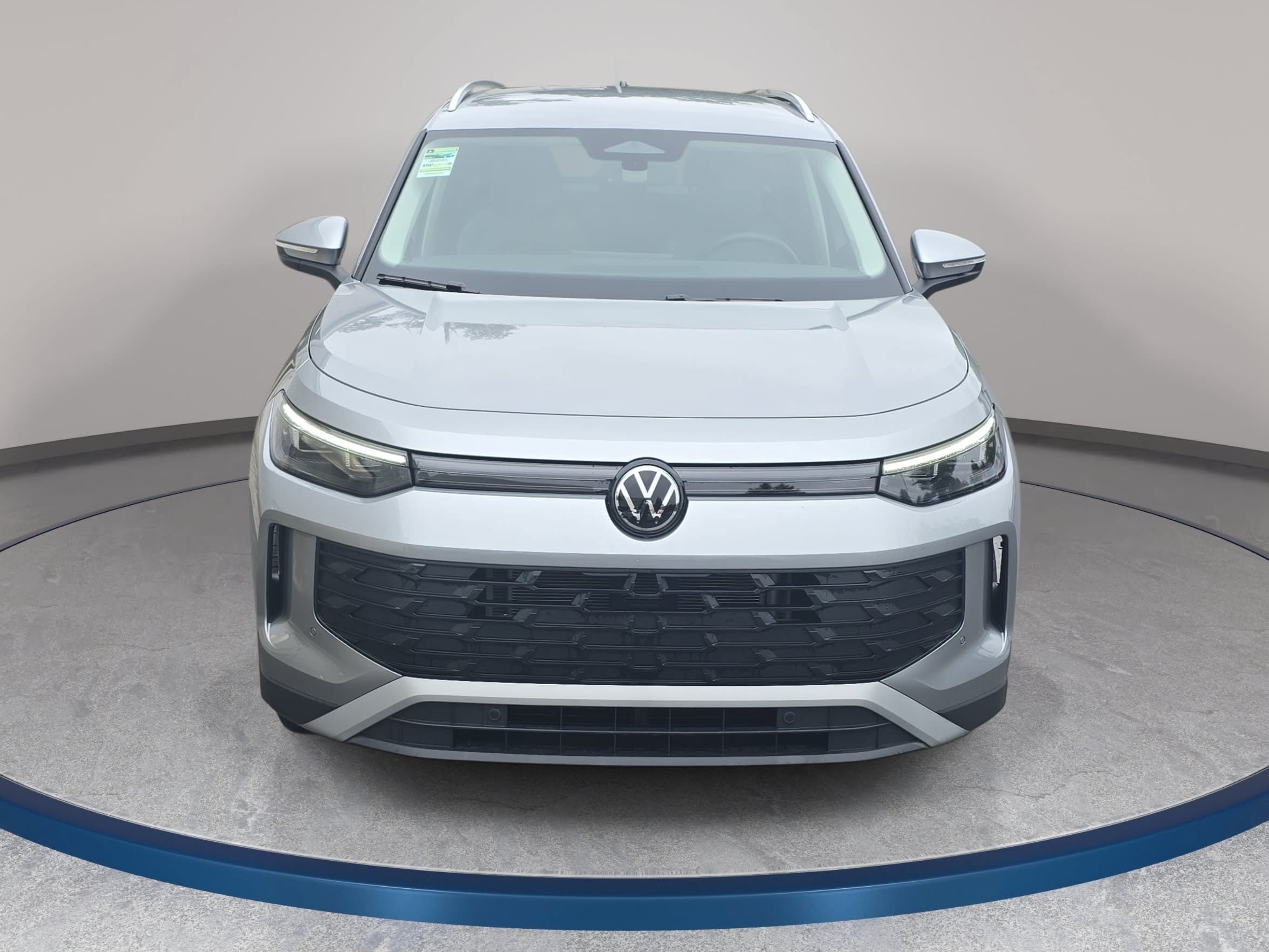 Used 2025 Volkswagen Tiguan SE AWD/4WD image 2
