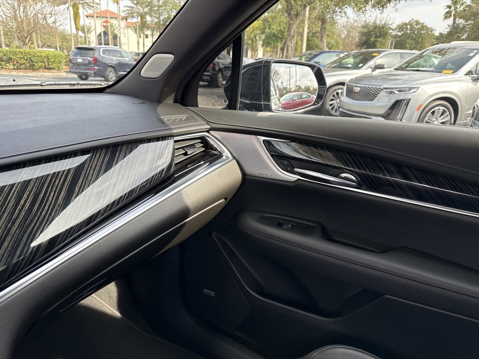 Used 2025 Cadillac XT6 Premium Luxury image 25