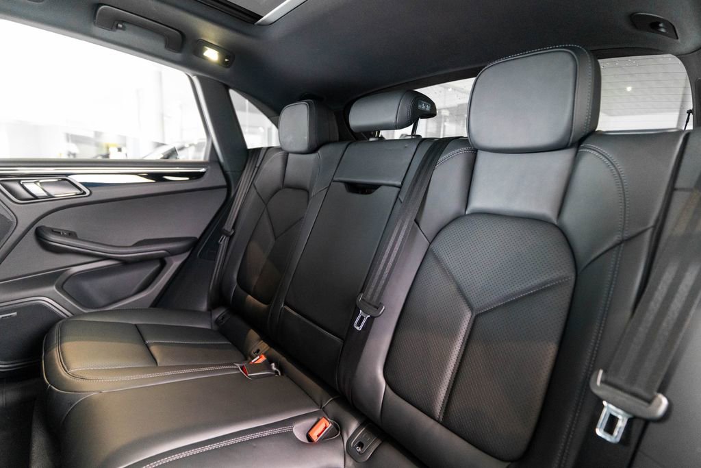 Certified 2026 Porsche Macan AWD/4WD image 36