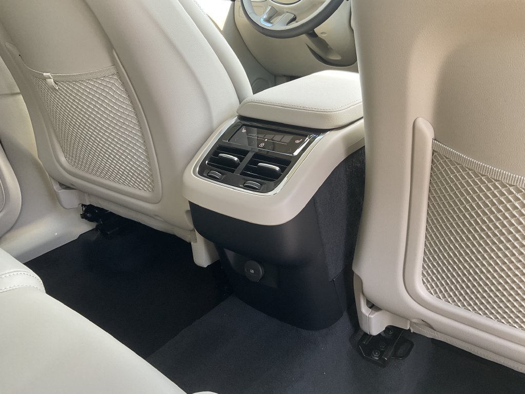 New 2027 Volvo XC60 B5 Ultra AWD/4WD image 19