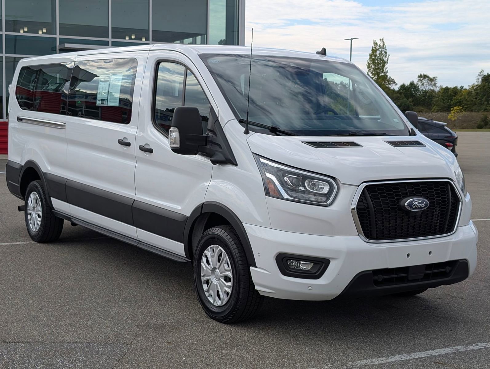 Used 2023 Ford Transit 350 XLT image 3
