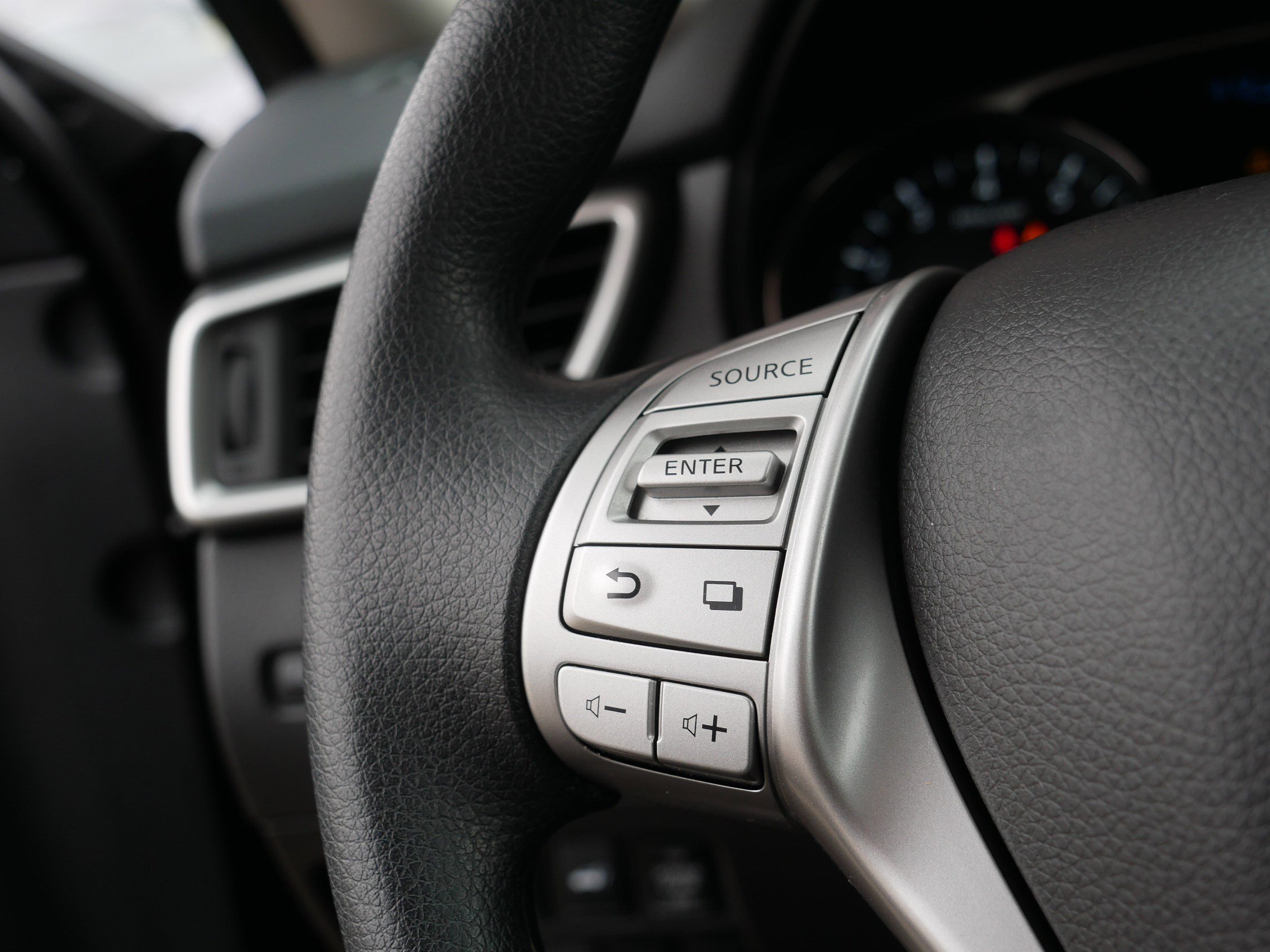 Used 2016 Nissan Rogue SV w/ SV Premium Package image 28