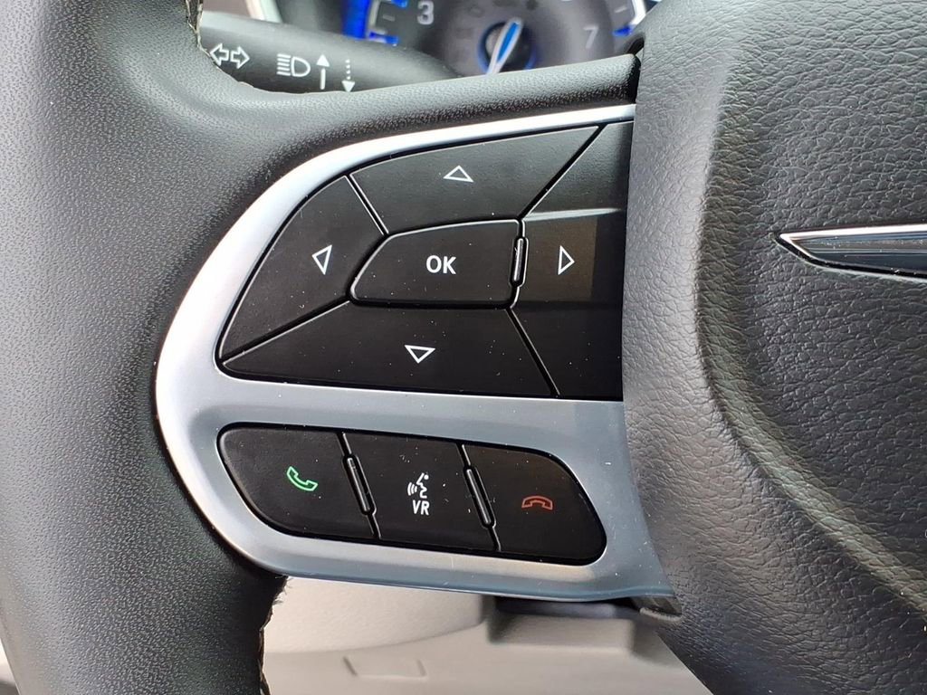 Used 2024 Chrysler Pacifica Touring-L image 17