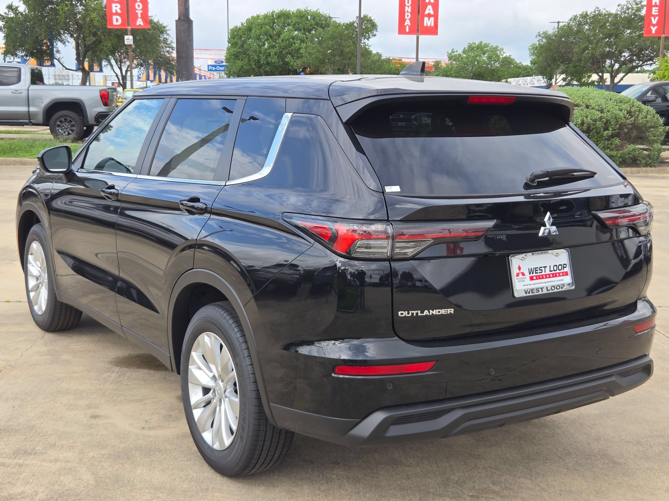 New 2026 Mitsubishi Outlander ES AWD/4WD image 3