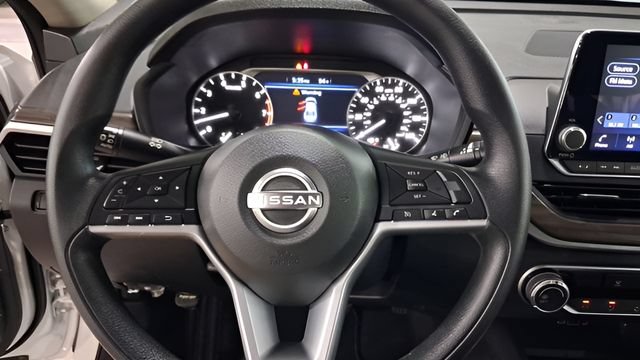 Used 2025 Nissan Altima 2.5 SV FWD image 13