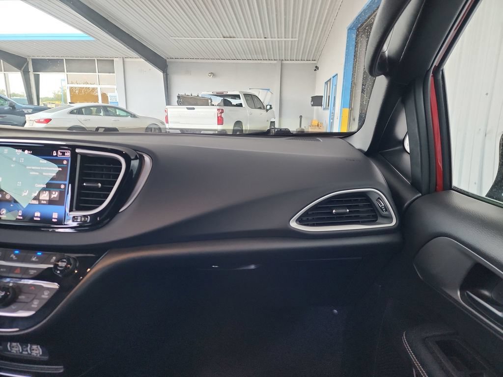 Used 2025 Chrysler Pacifica Select FWD image 20