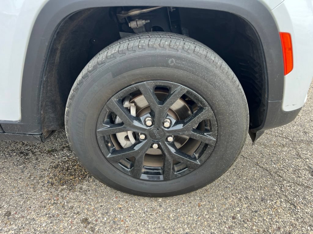 Used 2024 Jeep Grand Cherokee Altitude RWD image 13