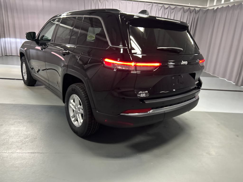 Used 2025 Jeep Grand Cherokee Laredo w/ Luxury Tech Group I AWD/4WD image 5