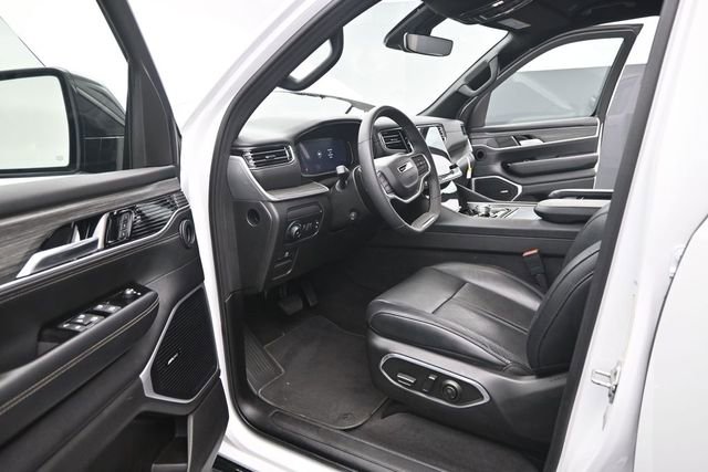 Used 2024 Jeep Wagoneer L Series II w/ Flexible Seating Group AWD/4WD image 9