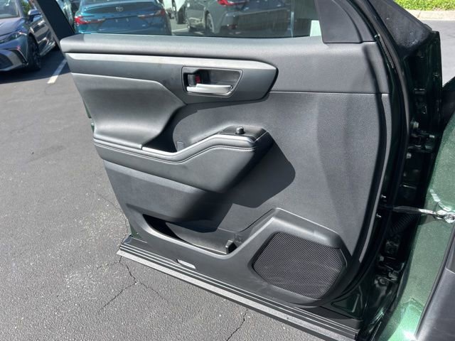 Used 2025 Toyota Highlander XLE image 32