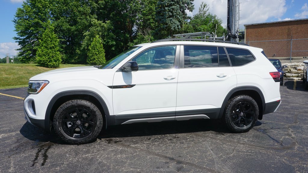 New 2025 Volkswagen Atlas Peak Edition SE image 2