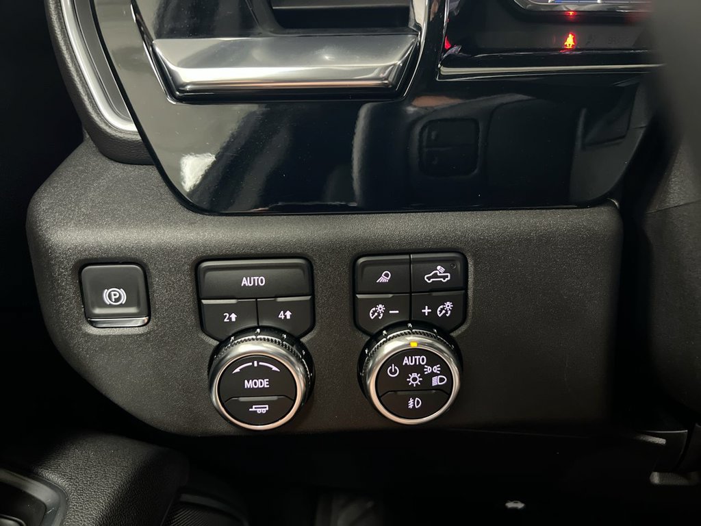 Used 2025 GMC Sierra 1500 SLT AWD/4WD image 18