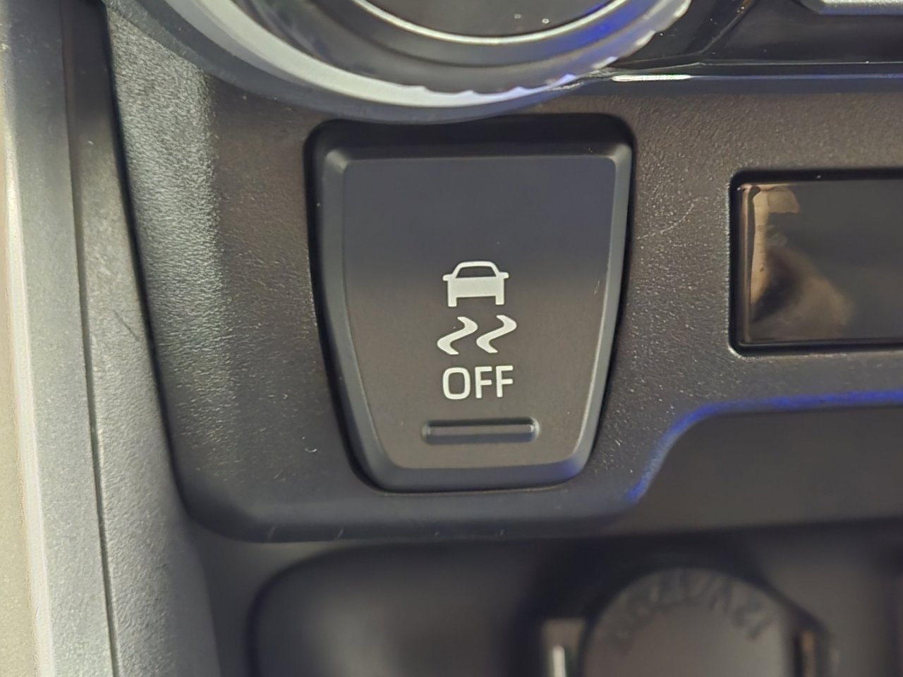 Certified 2022 Toyota RAV4 LE AWD/4WD image 6