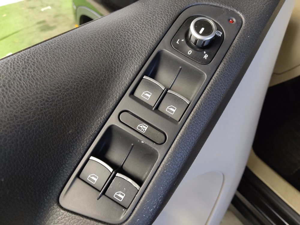 Used 2015 Volkswagen Tiguan SEL AWD/4WD image 27