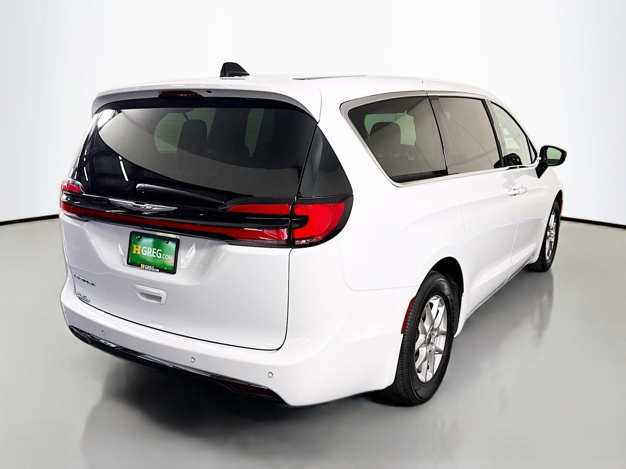 Used 2024 Chrysler Pacifica Touring-L FWD image 10