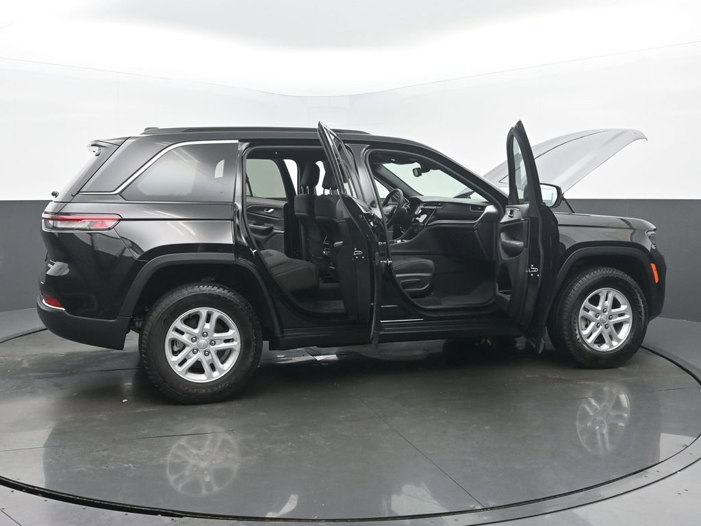 Used 2024 Jeep Grand Cherokee Laredo AWD/4WD image 57