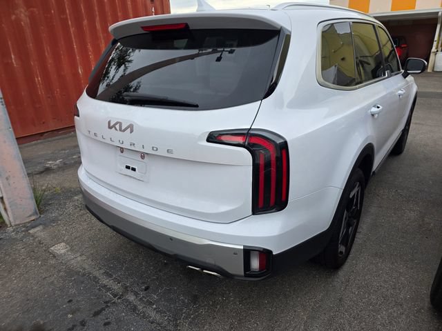 Certified 2024 Kia Telluride EX w/ EX Captain's Chair Package FWD image 7