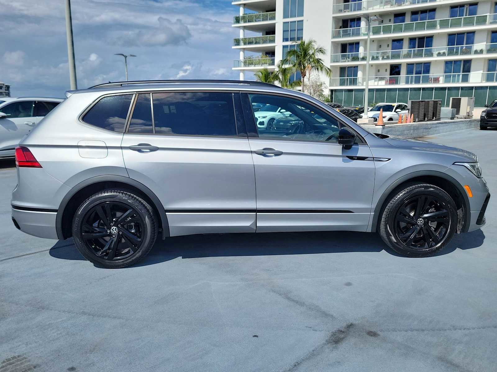 Used 2023 Volkswagen Tiguan SE R-Line FWD image 7