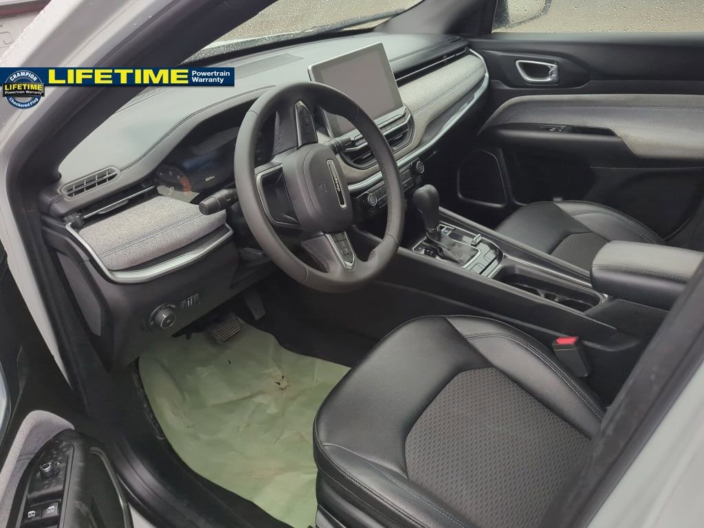 Used 2024 Jeep Compass Latitude AWD/4WD image 8