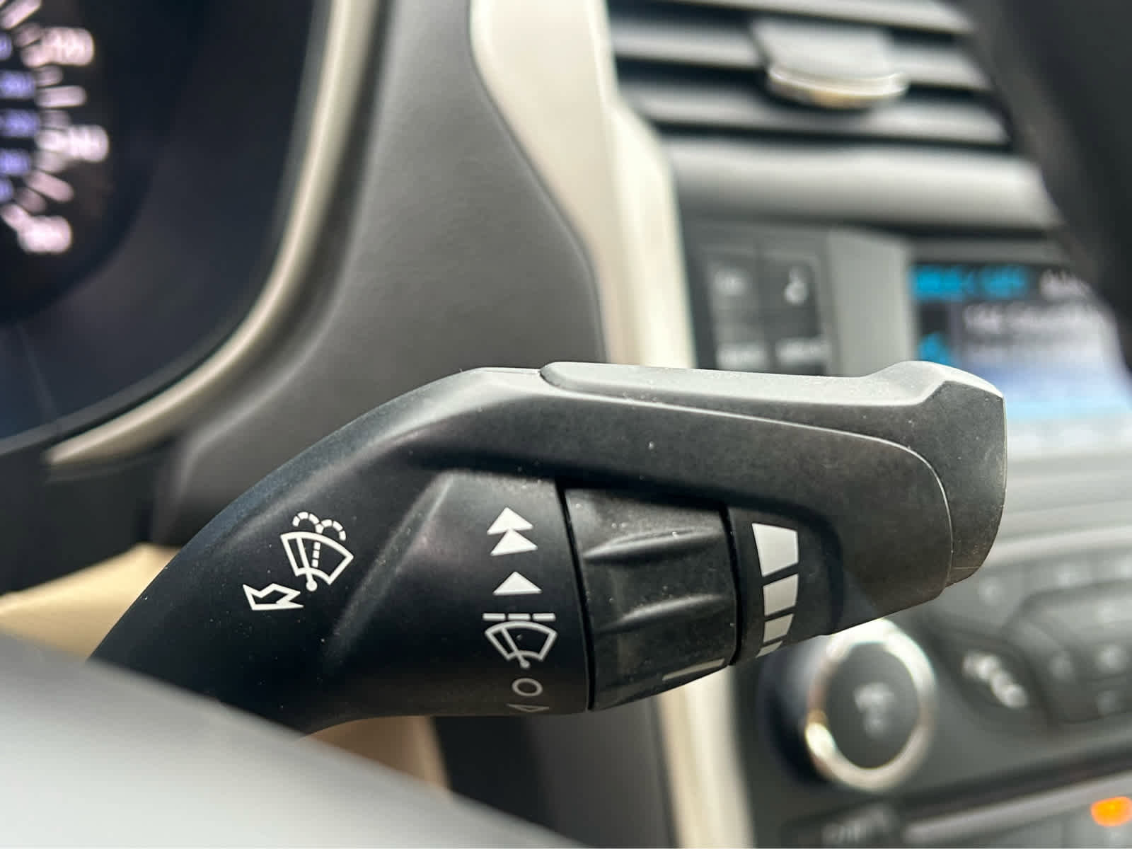 Used 2014 Ford Fusion SE w/ Equipment Group 202A FWD image 17