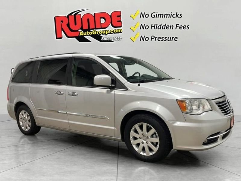 Used 2011 Chrysler Town & Country Touring-L w/ Entertainment Group #2 FWD image 6