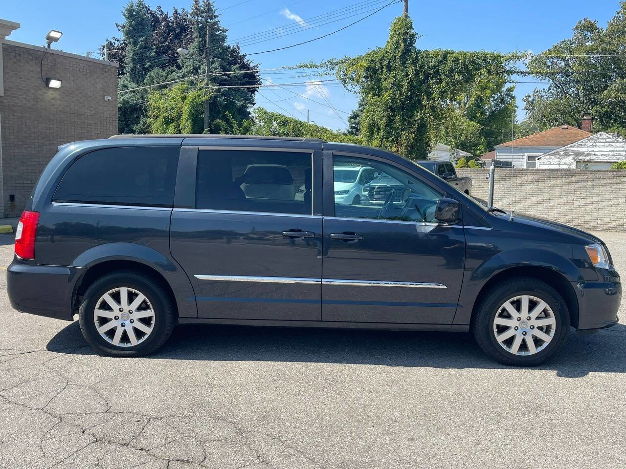 Used 2014 Chrysler Town & Country Touring image 4