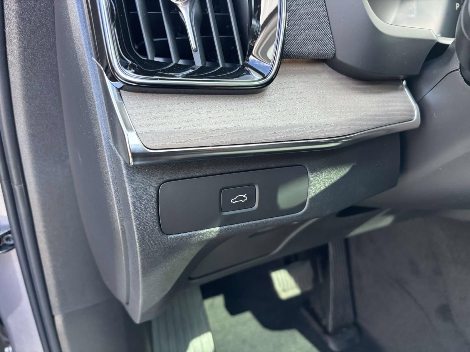 New 2026 Volvo XC90 B6 Plus w/ Protection Package Premier AWD/4WD image 15