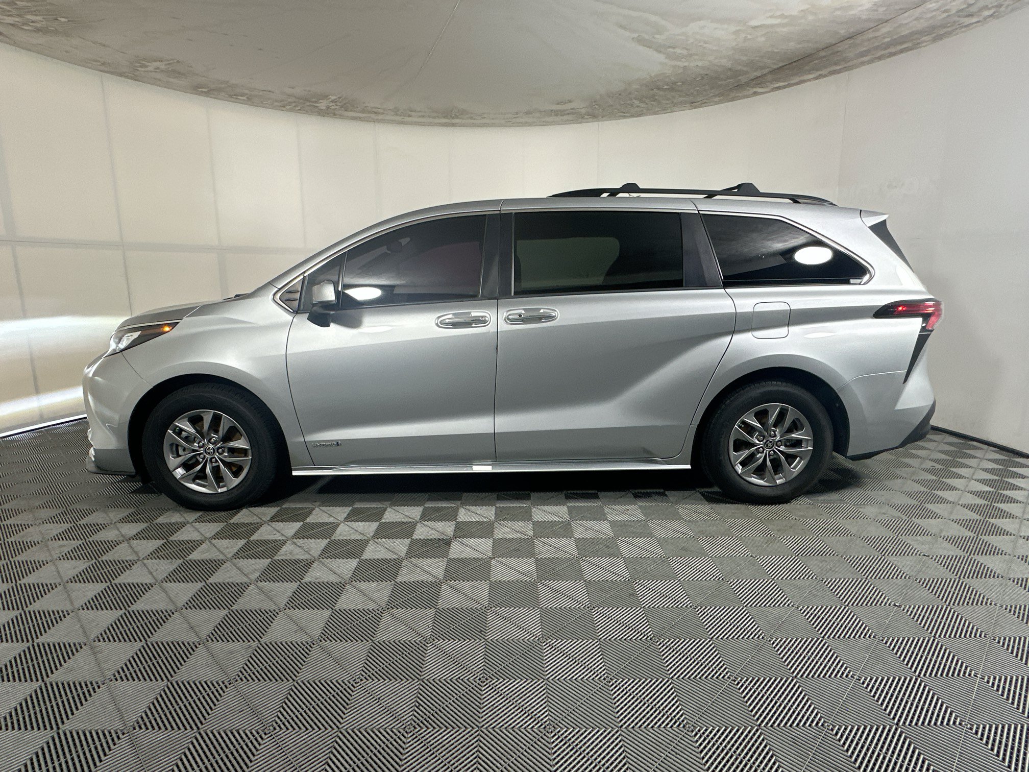 Used 2021 Toyota Sienna XLE FWD image 6