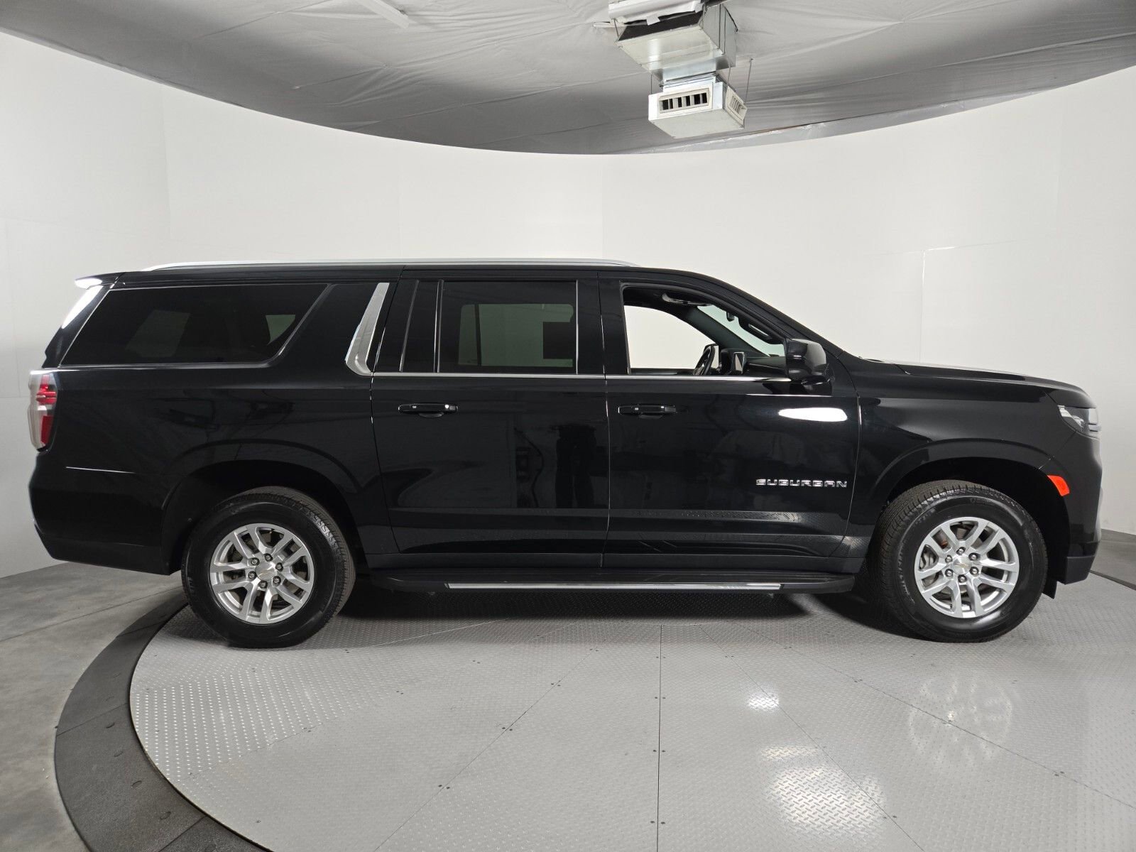 Used 2024 Chevrolet Suburban LT RWD image 3