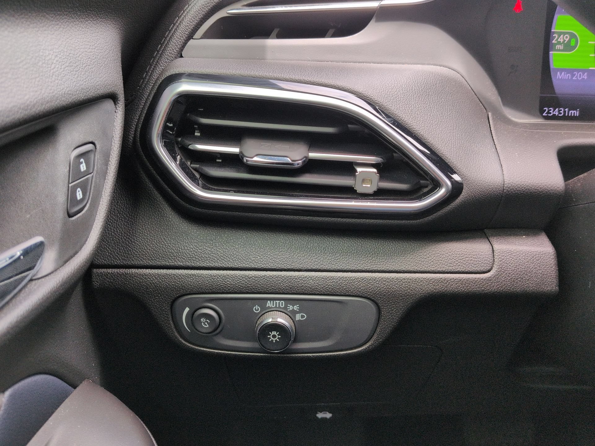 Certified 2022 Chevrolet Bolt EUV LT w/ Convenience Package FWD image 18