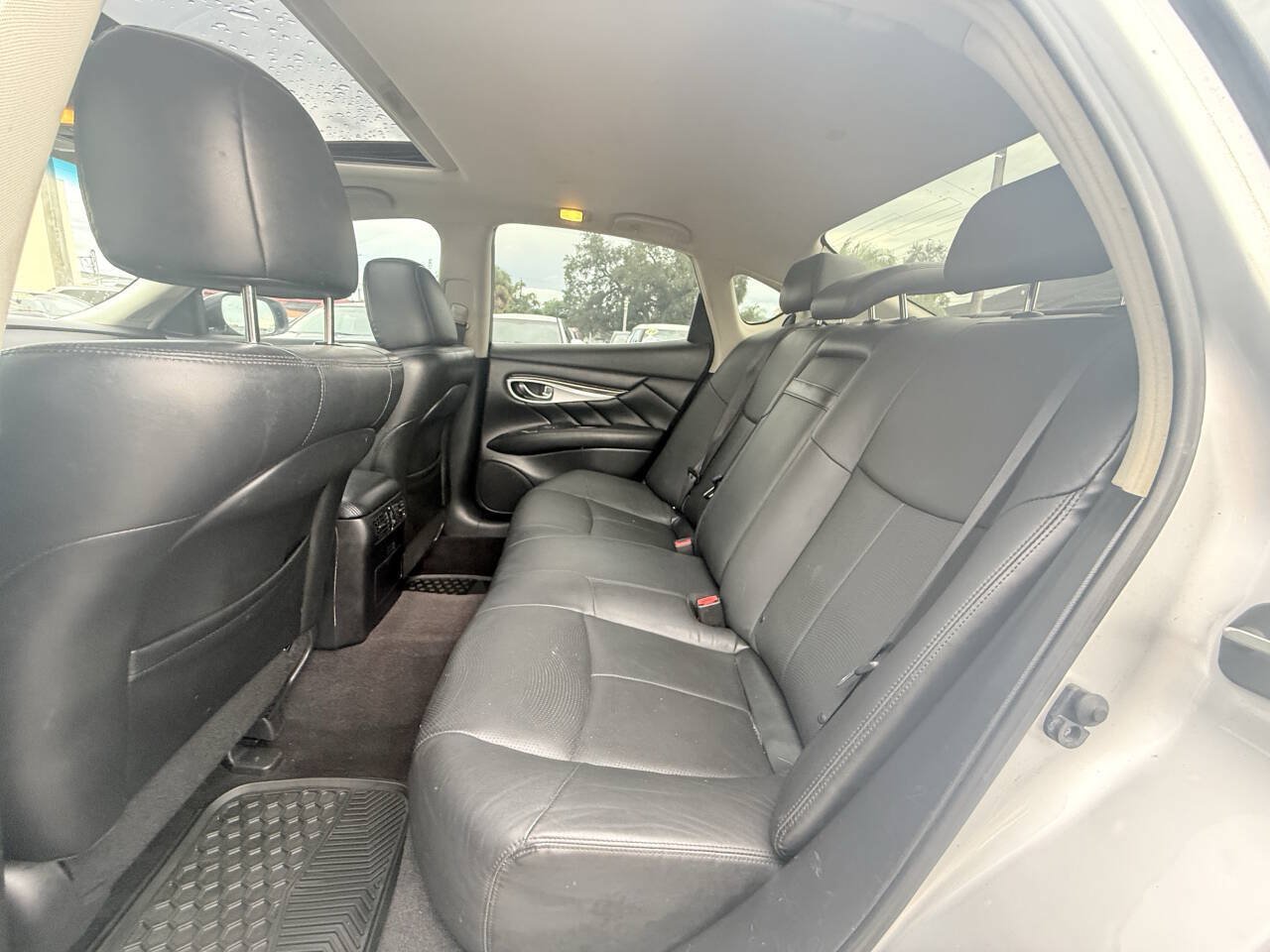 Used 2018 INFINITI Q70 Luxe AWD/4WD image 16