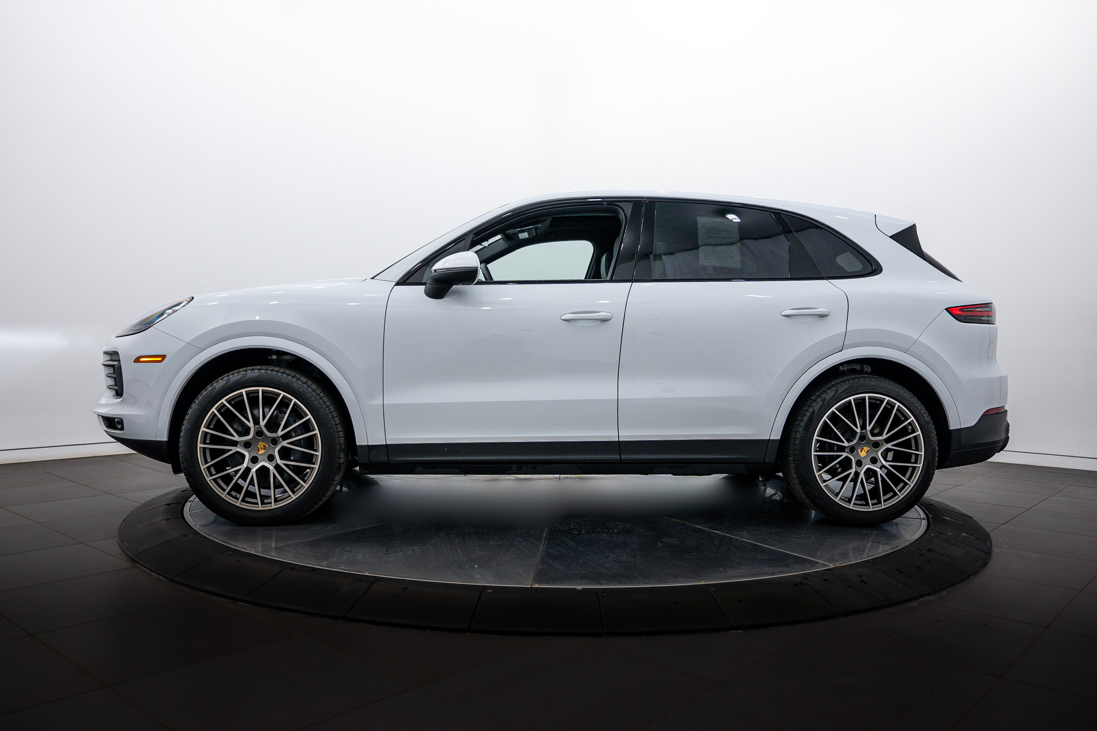 Certified 2023 Porsche Cayenne Platinum Edition image 2