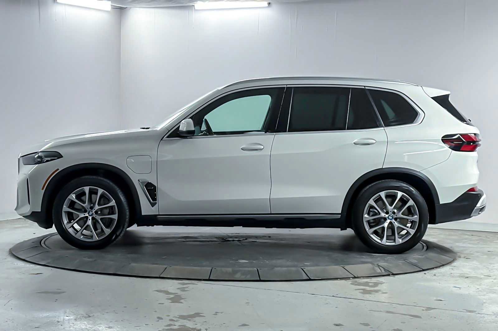 Used 2024 BMW X5 xDrive50e image 5