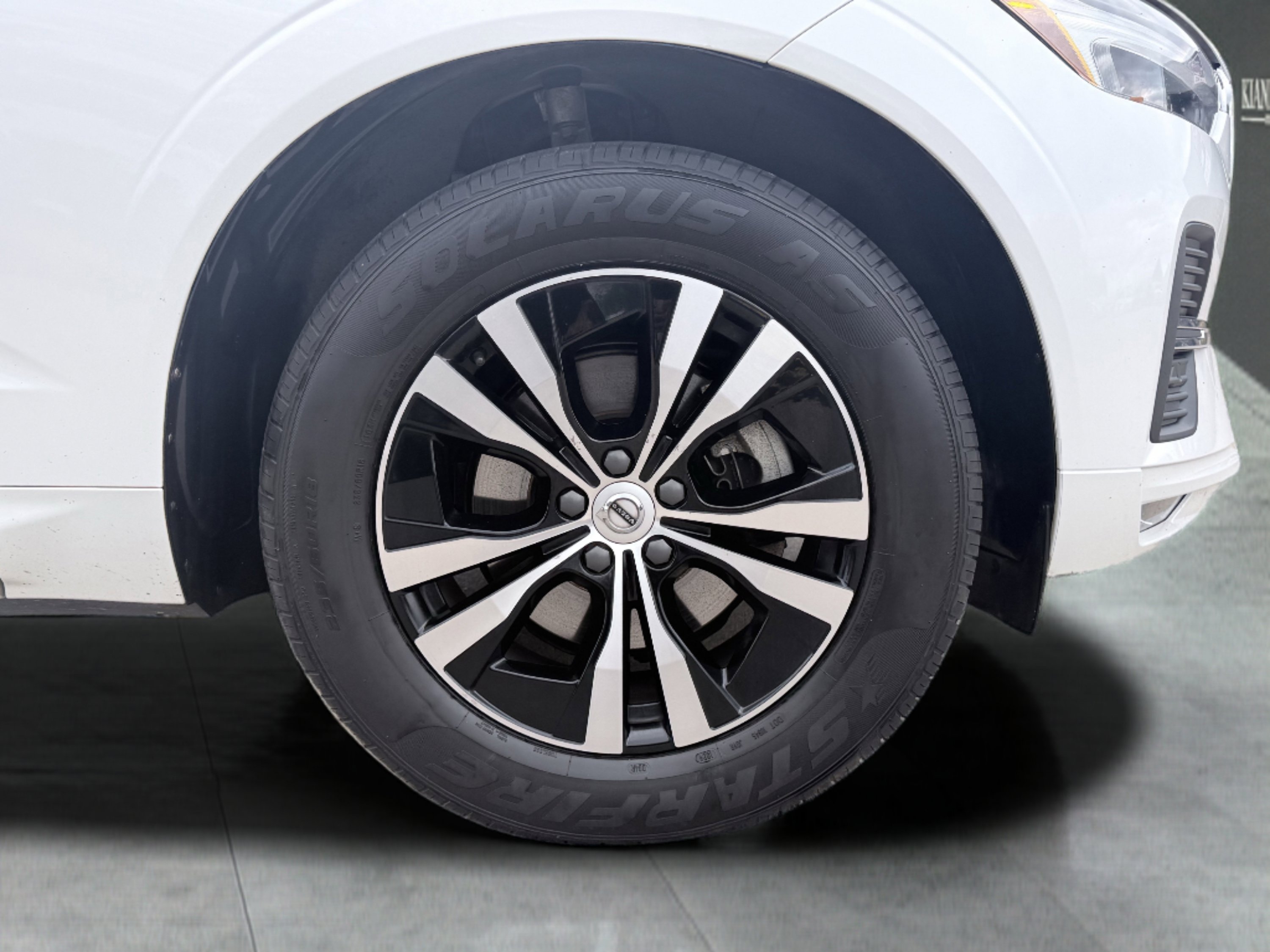 Used 2023 Volvo XC60 B5 Core image 8