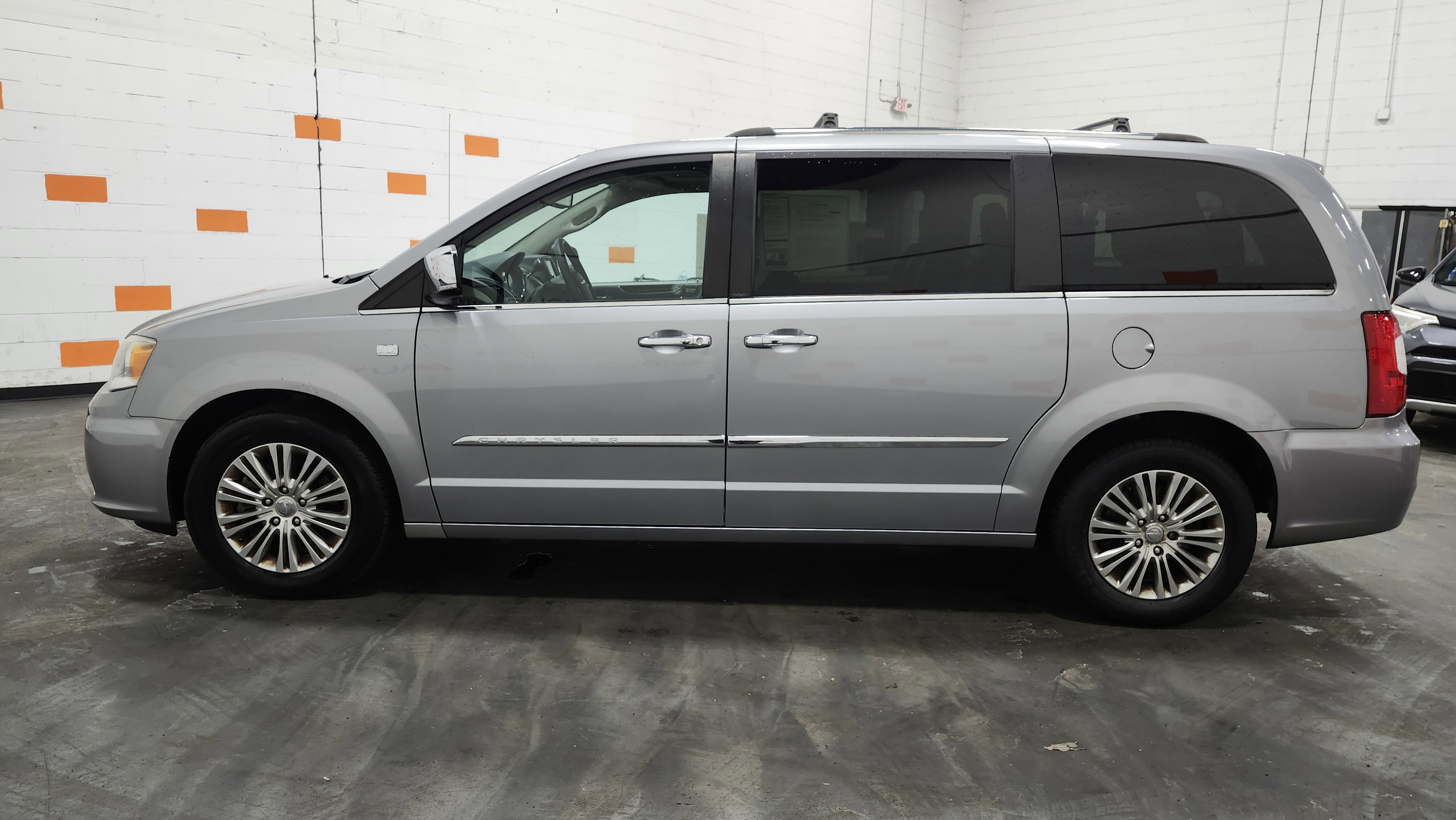 Used 2014 Chrysler Town & Country Touring-L image 15