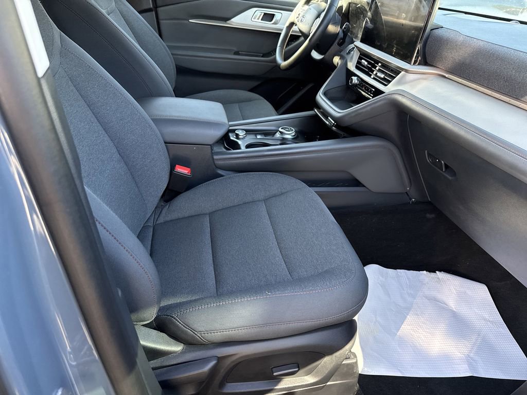 Used 2025 Ford Explorer Active image 5