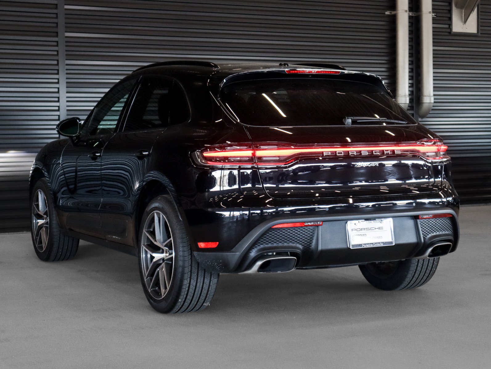 Certified 2023 Porsche Macan AWD/4WD image 3