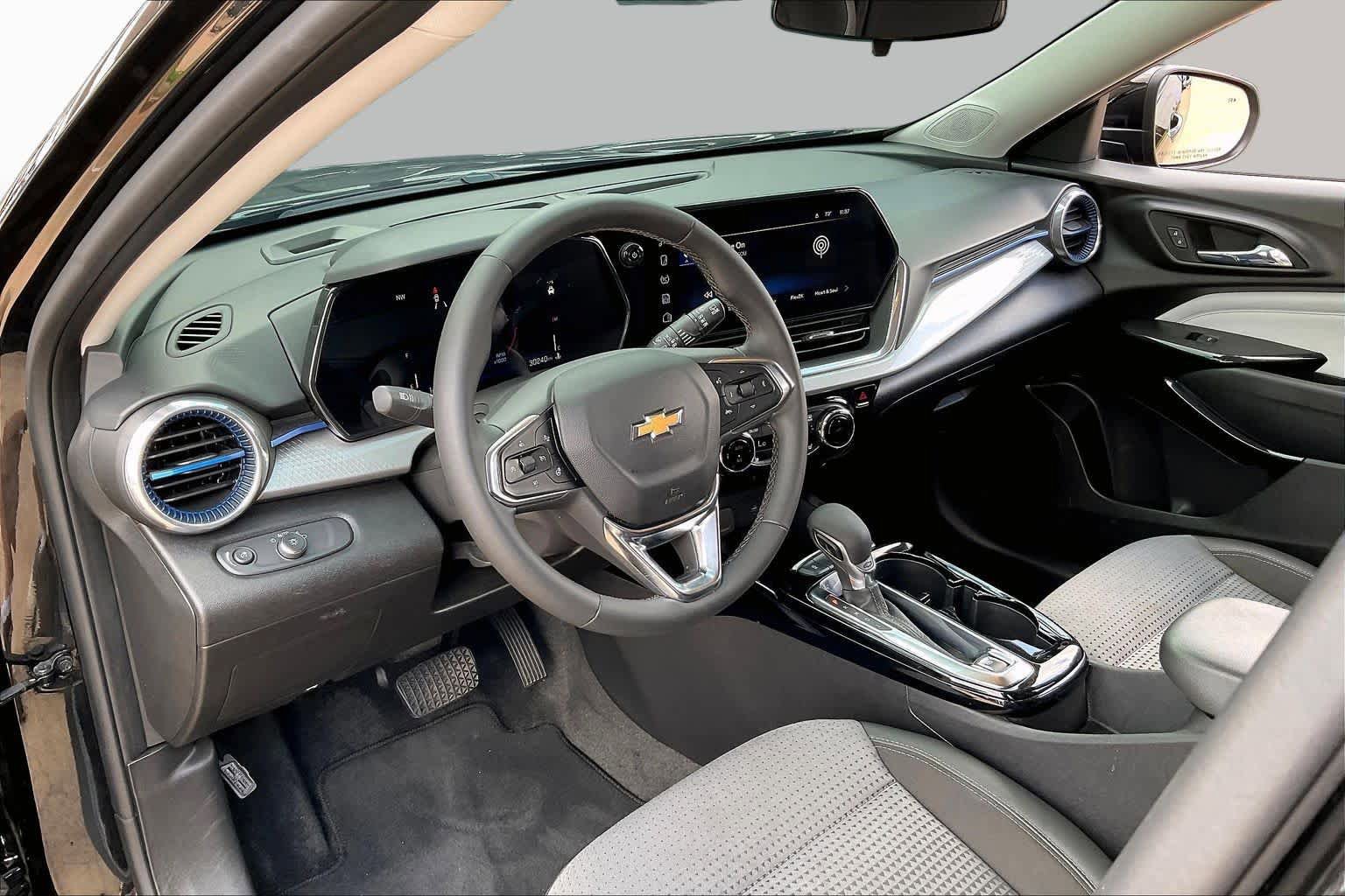 Used 2024 Chevrolet Trax LT w/ Driver Confidence Package FWD image 16