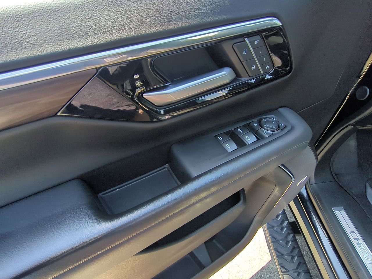 Used 2025 Chevrolet Tahoe Z71 w/ Comfort Package AWD/4WD image 23