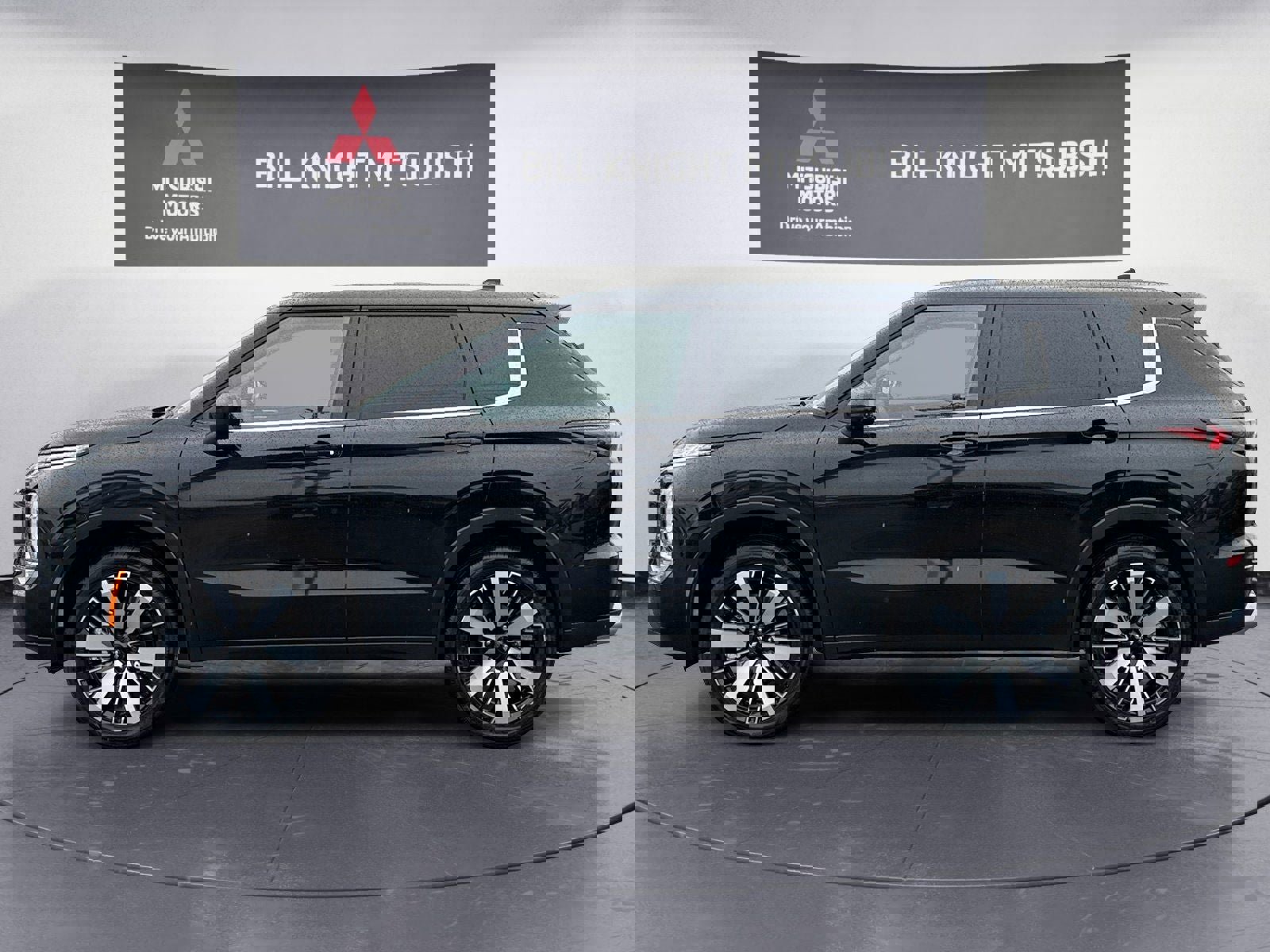 New 2025 Mitsubishi Outlander SE image 2