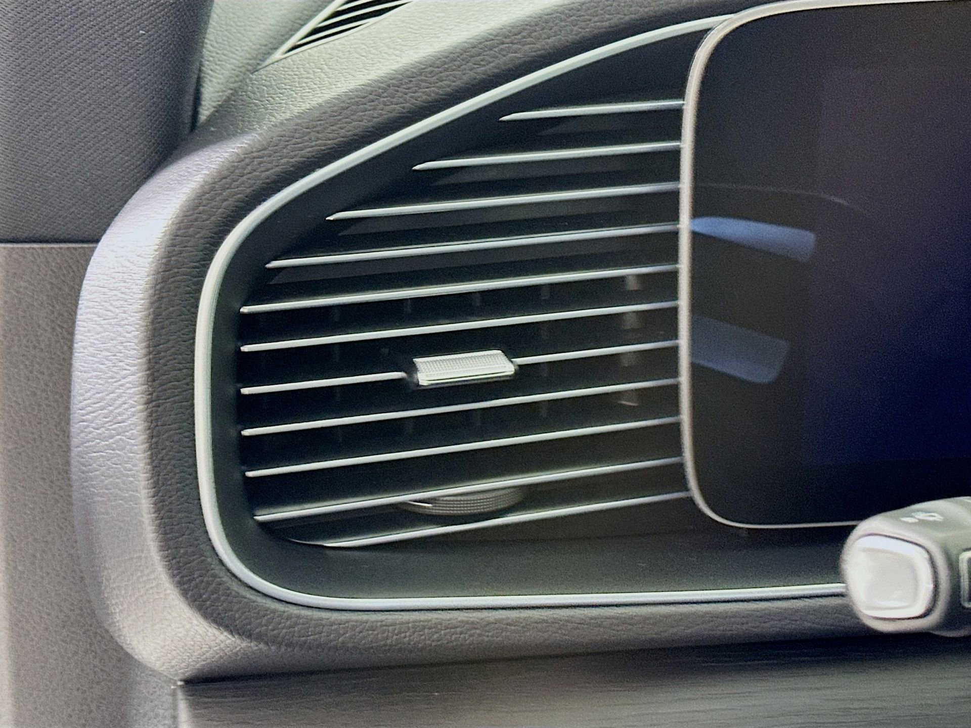 Used 2025 Mercedes-Benz GLE 350 4MATIC image 11