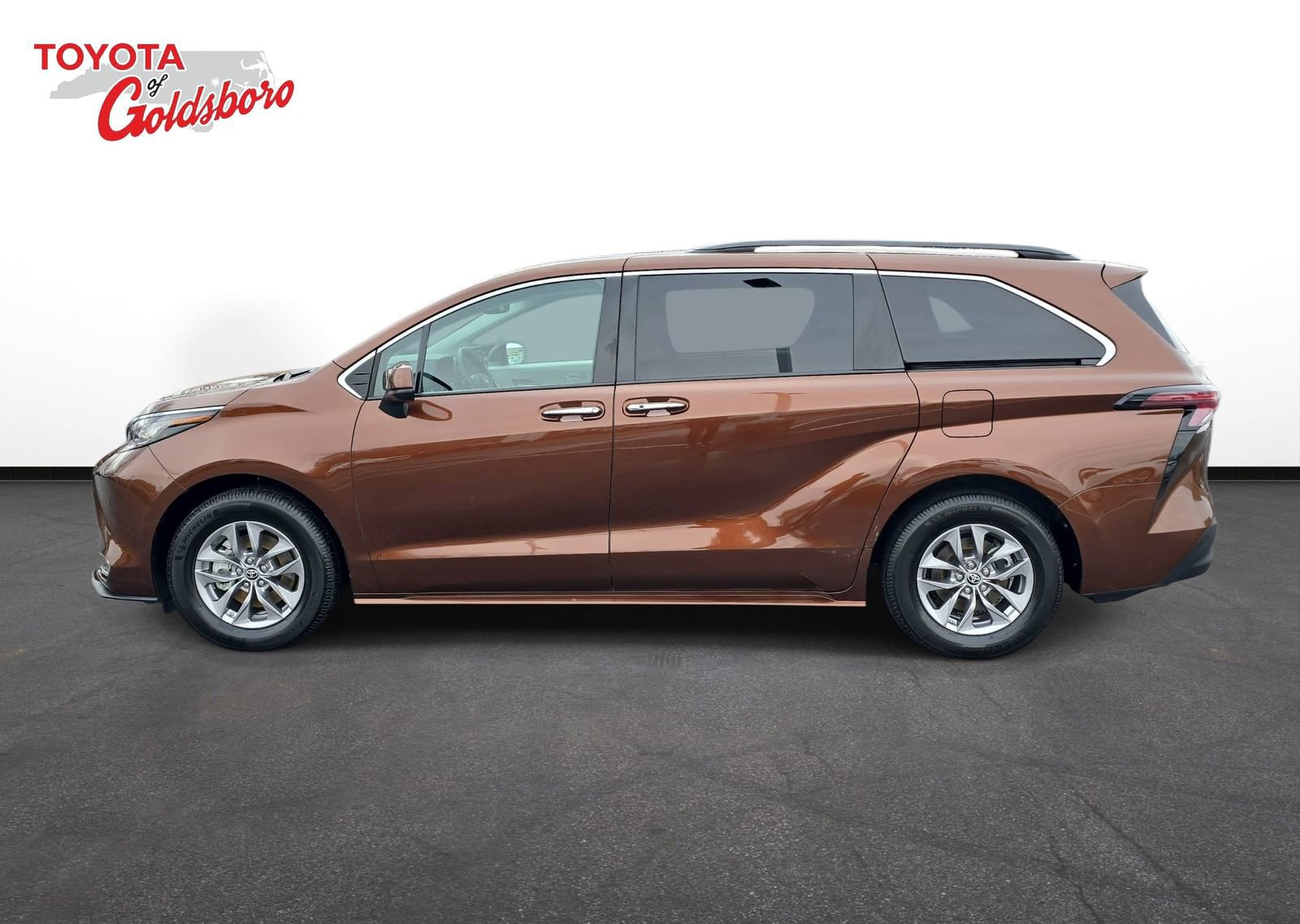 Used 2023 Toyota Sienna XLE image 8