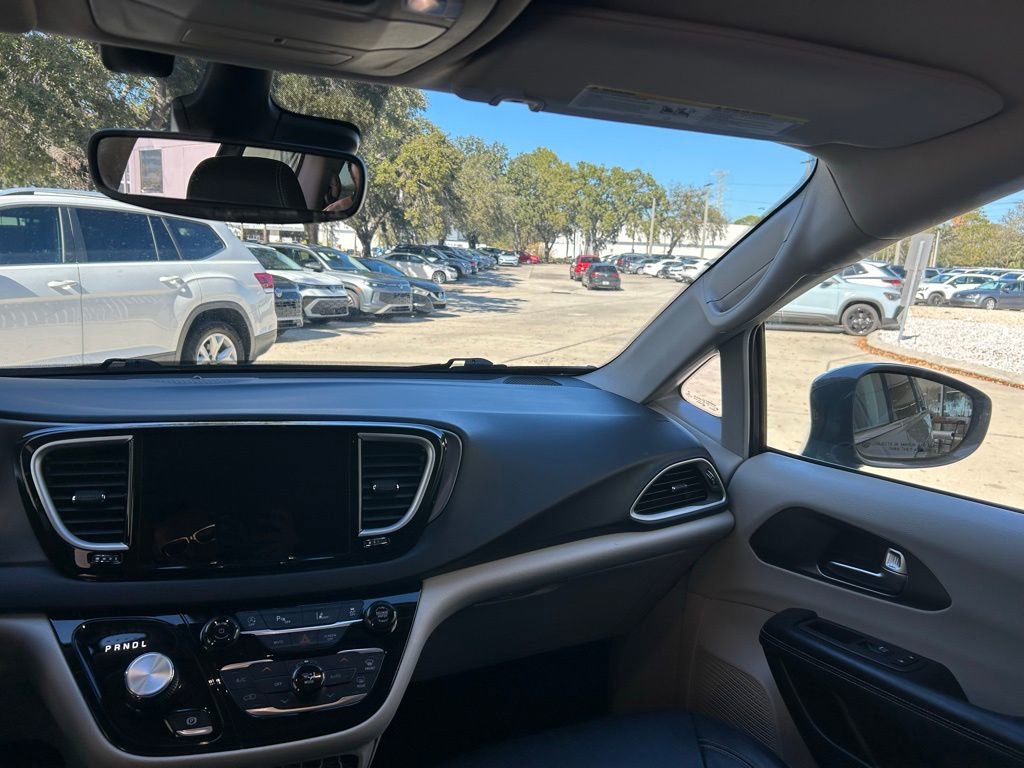 Used 2022 Chrysler Pacifica Touring-L image 10
