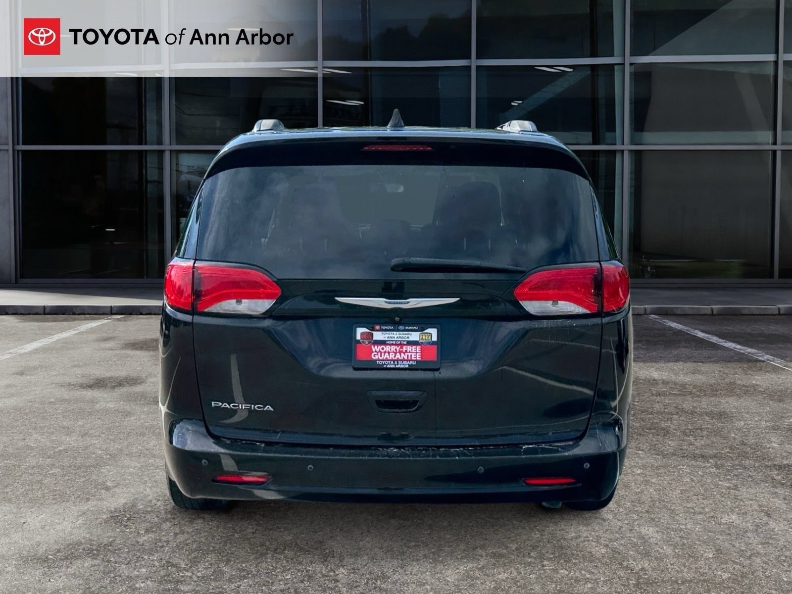 Used 2018 Chrysler Pacifica Touring w/ Tire & Wheel Group FWD image 9